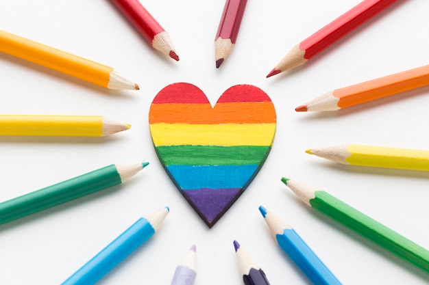 Bandera del orgullo del arco iris hecha de lápices y corazón en el medio