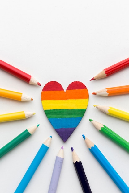 Bandera del orgullo del arco iris hecha de lápices y corazón