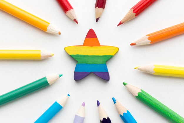 Bandera del orgullo del arco iris hecha de lápices y estrella en el medio