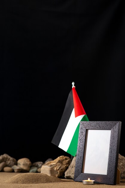 Bandera palestina con marco de imagen en la superficie oscura