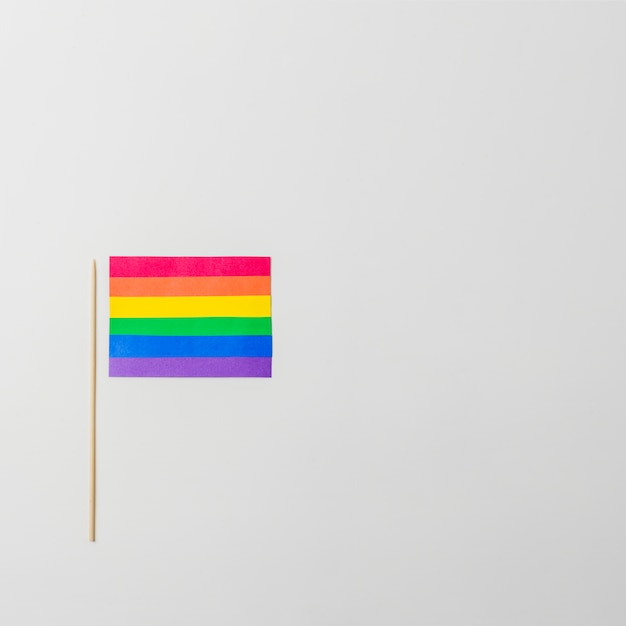 Foto gratuita bandera de papel lgbt brillante con palo