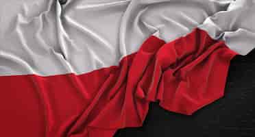 Foto gratuita bandera de polonia arrugado sobre fondo oscuro 3d render