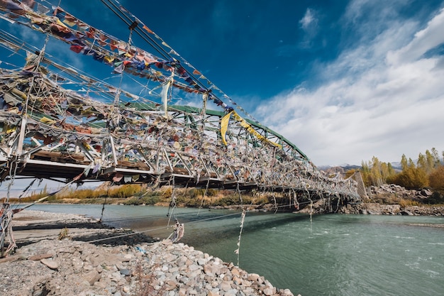 Bandera en el puente en Leh Ladakh, India