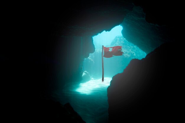 Bandera roja aislada bajo el agua