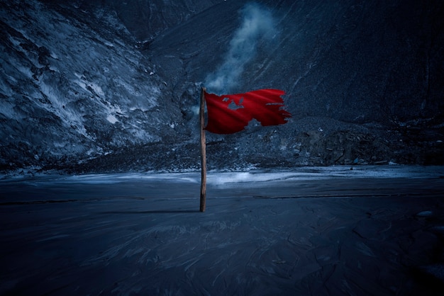 Bandera roja aislada en área congelada