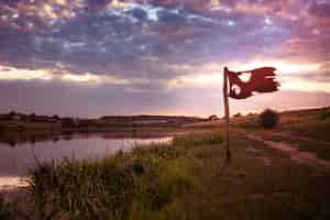 Foto gratuita bandera roja aislada junto al lago