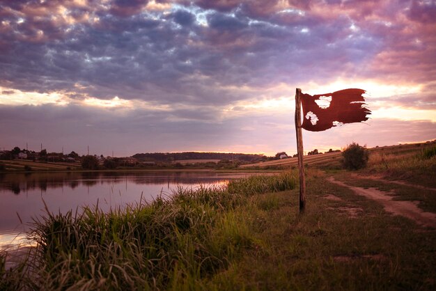 Bandera roja aislada junto al lago