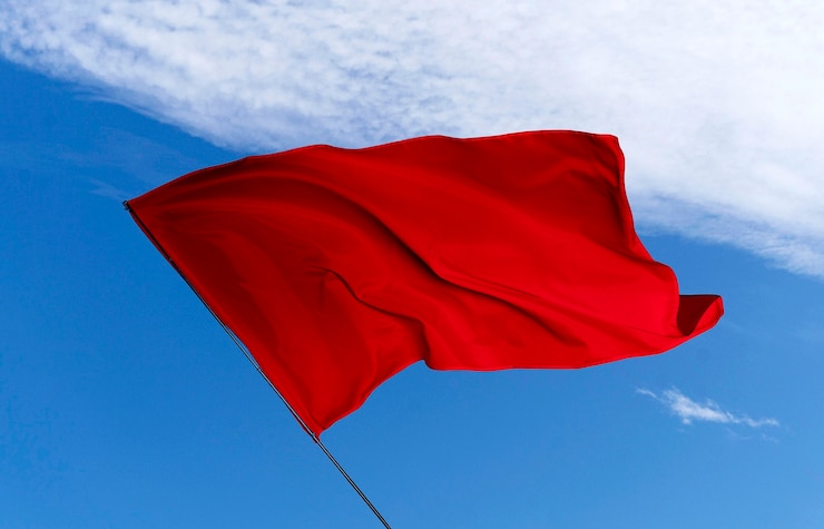 Foto gratuito bandera roja aislada en la naturaleza