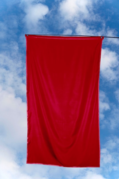 Bandera roja aislada en la naturaleza