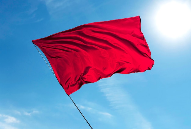 Bandera roja aislada en la naturaleza