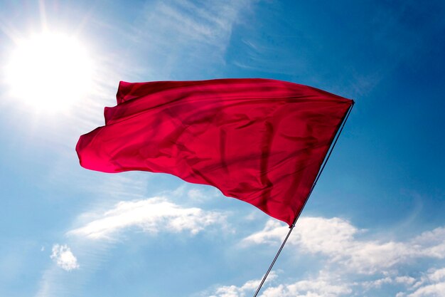 Bandera roja aislada en la naturaleza