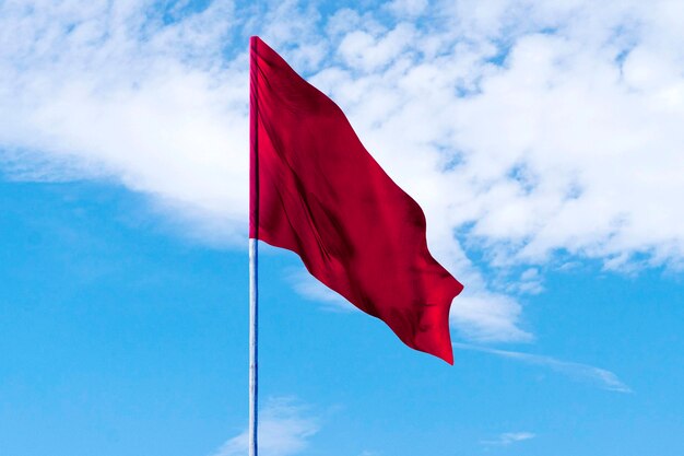 Bandera roja aislada en la naturaleza