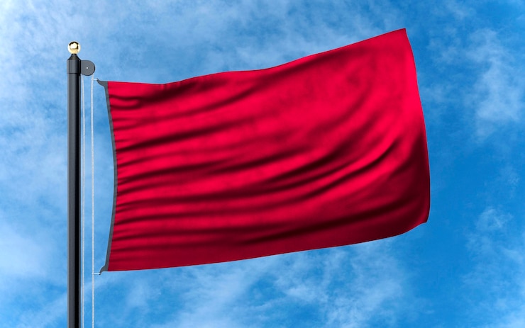 Foto gratuito bandera roja aislada en la naturaleza