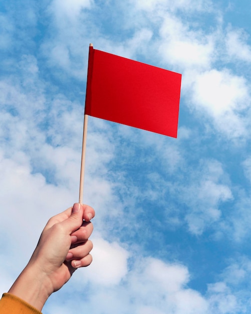 Bandera roja aislada en la naturaleza