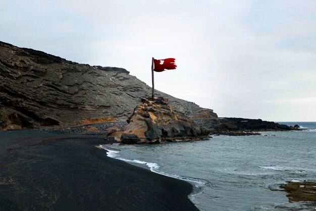 Bandera roja aislada en la playa