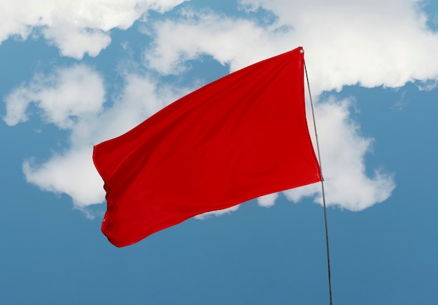 Foto gratuita bandera roja ondeando