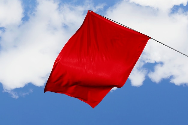 Bandera roja ondeando