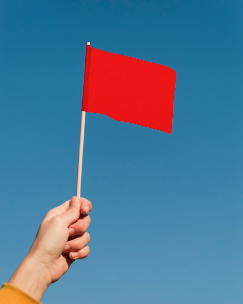 Foto gratuita bandera roja ondeando