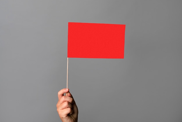 Bandera roja ondeando