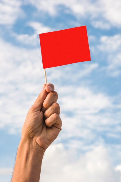 Bandera roja ondeando