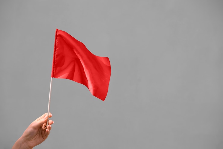 Foto gratuito la bandera roja ondeando