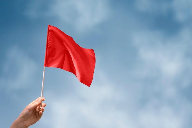 Foto gratuito la bandera roja ondeando