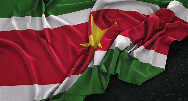 Bandera de Surinam arrugado sobre fondo oscuro 3D Render