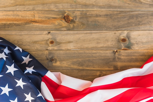 Bandera de tela de EE. UU. Sobre superficie de madera.
