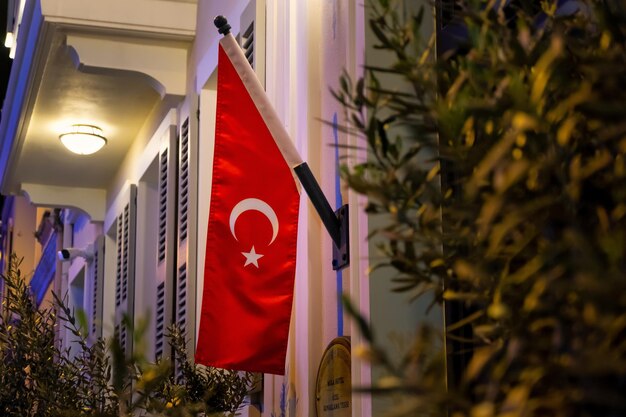 La bandera de Turquía en la puerta de un hotel por la noche