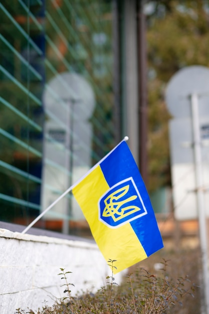 Bandera de Ucrania en la ventana