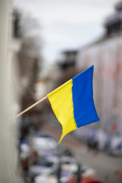 Bandera ucraniana en la calle