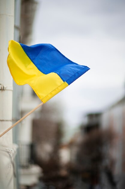 Bandera ucraniana en la calle