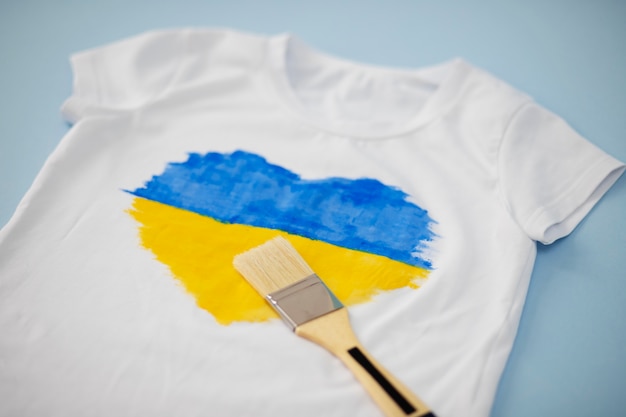 Foto gratuita bandera ucraniana en camiseta blanca