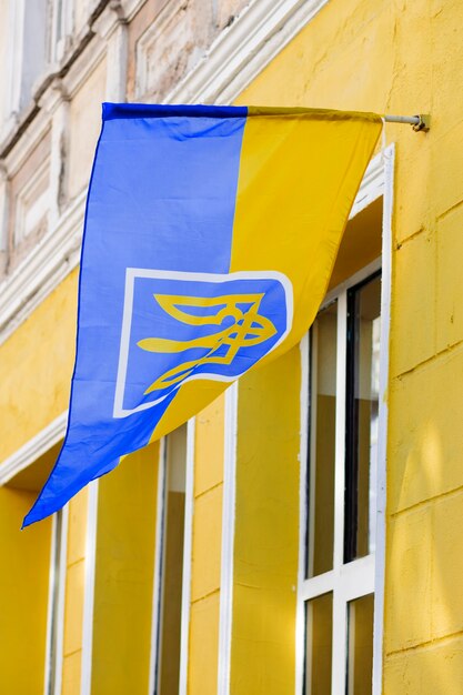 Bandera ucraniana en un edificio