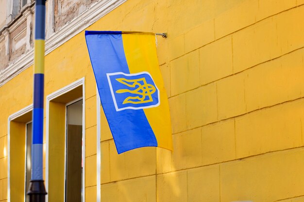 Bandera ucraniana en un edificio