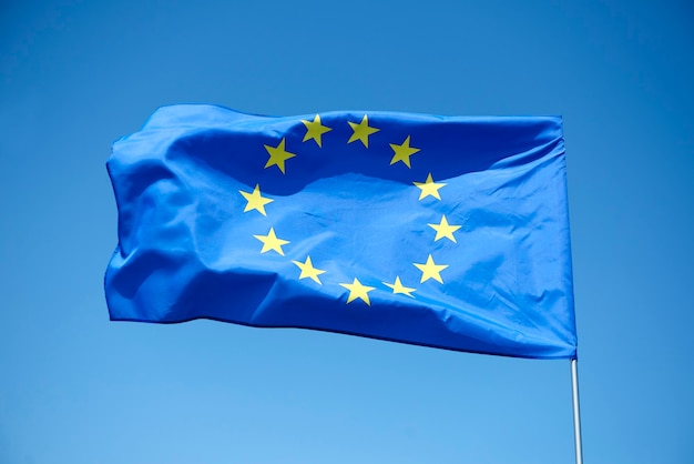 La bandera de la Unión Europea sobre el fondo azul.