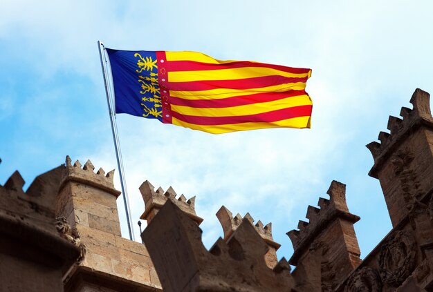 Bandera de Valencia en la parte superior de la Lonja de la Seda. Valencia