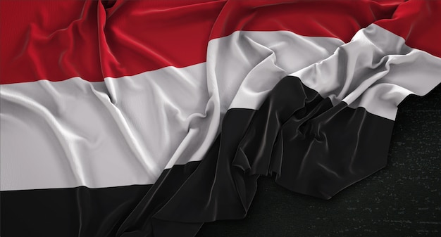 Bandera de Yemen arrugado sobre fondo oscuro 3D Render