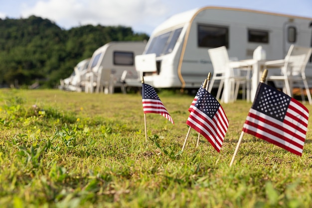 Banderas americanas y caravanas en un campamento