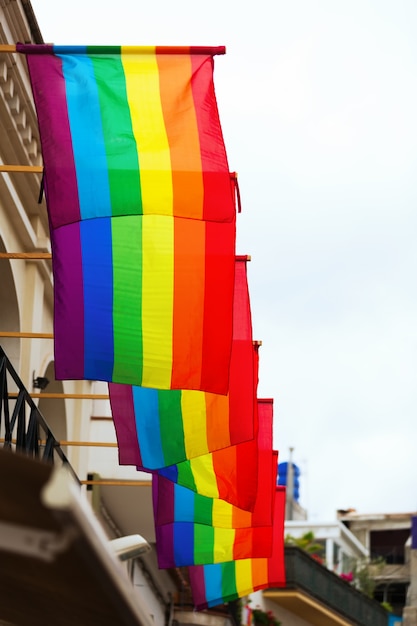 Foto gratuita banderas del arco iris en casas