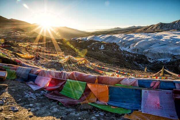 Banderas de colores variados en la montaña durante el amanecer