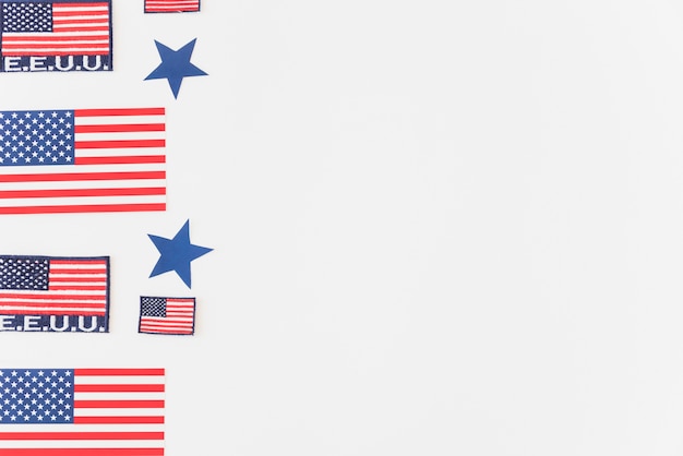 Banderas de Estados Unidos sobre fondo azul