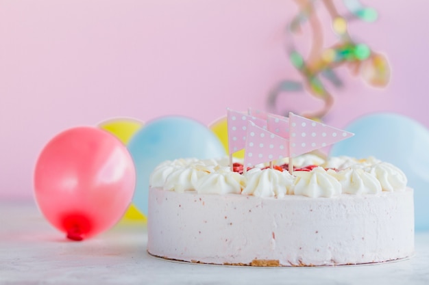 Foto gratuita banderas en el pastel de leche blanco