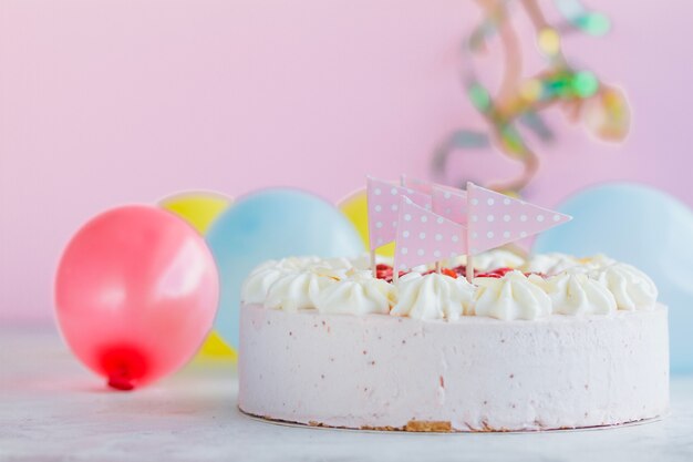 Banderas en el pastel de leche blanco