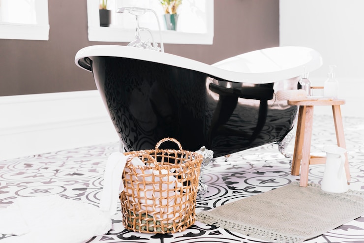 Foto gratuito bañera elegante con elementos de baño
