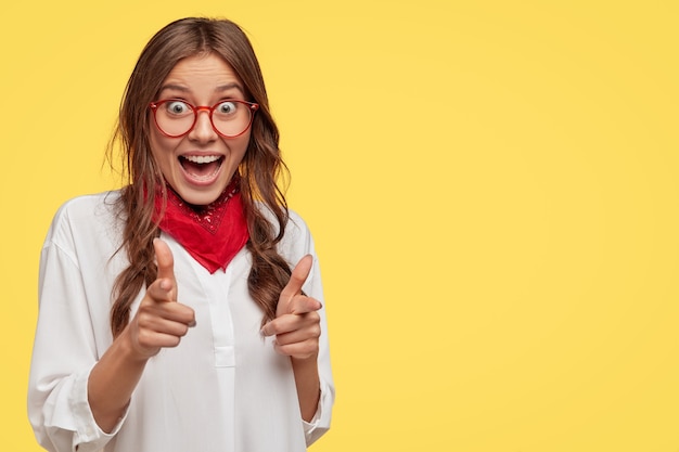 Bang, te matan. Emotiva mujer feliz tiene expresión alegre