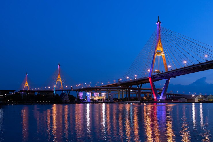 Foto gratuito bangkok tailandia 14 de julio de 2019 puente bhumibol 1 y 2 el puente más grande sobre el río chao phraya con iluminación nocturna