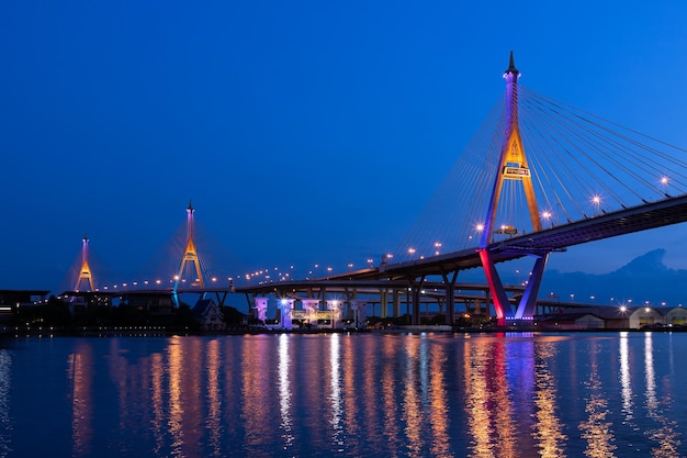 Bangkok Tailandia 14 de julio de 2019 Puente Bhumibol 1 y 2 el puente más grande sobre el río Chao Phraya con iluminación nocturna