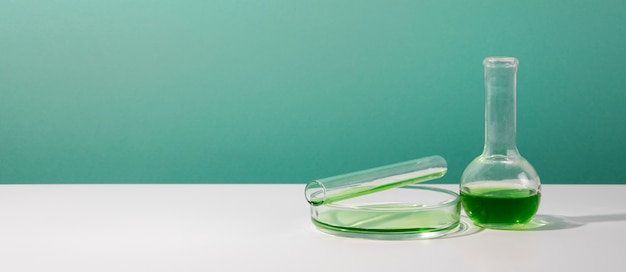 Banner de ciencia horizontal con envases de vidrio.