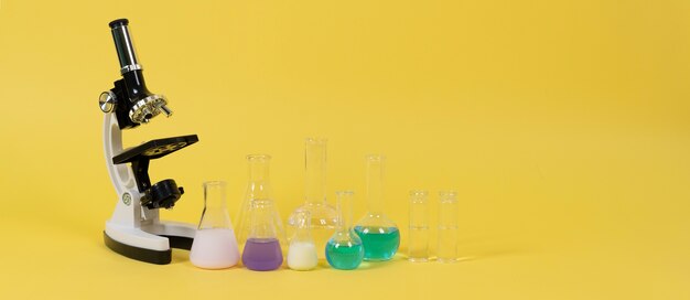 Banner de ciencia minimalista con microscopio.